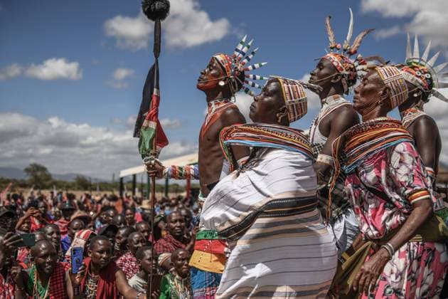 News Bilder des Tages The Maa Cultural Festival of the Maasai community in Kenya AMBOSELI, KENYA - NOVEMBER 07: Maasai community, renowned for maintaining their ancient traditions, gather to celebrate their heritage during the Maa Cultural Festival held at the Kimana Gate in Amboseli, Kenya on November 07, 2025. The Maasai community living in Kenya’s northern Kajiado region is one of the few tribes that continue to preserve their traditional way of life. Relying on cattle, sheep, goats, and camels for their livelihood, the community gathered at the Maa Cultural Festival. Dressed in traditional attire and adorned with accessories, the Maasai performed dances that created vibrant scenes reflecting the region’s rich cultural heritage. Gerald Anderson Anadolu Ambo  Copyright: x2025xAnadoluxGeraldxAndersonx