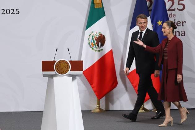 (251107) -- MEXICO CITY, Nov. 7, 2025 -- Mexican President Claudia Sheinbaum (R) and visiting French President Emmanuel Macron attend a joint press conference at the National Palace in Mexico City, Mexico on Nov. 7, 2025. (Photo by Xinhua) MEXICO-MEXICO CITY-SHEINBAUM-MACRON-MEETING DanielxAugusto 
