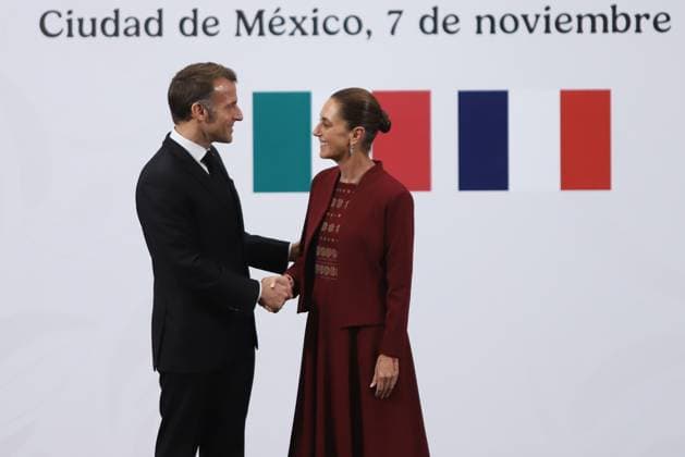 (251107) -- MEXICO CITY, Nov. 7, 2025 -- Mexican President Claudia Sheinbaum (R) shakes hands with visiting French President Emmanuel Macron during a joint press conference at the National Palace in Mexico City, Mexico on Nov. 7, 2025. (Photo by Xinhua) MEXICO-MEXICO CITY-SHEINBAUM-MACRON-MEETING DanielxAugusto 