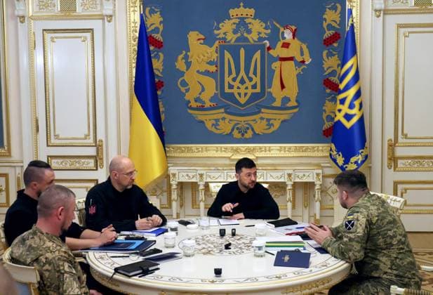 News Bilder des Tages Briefing of Ukrainian President following Staff meeting in Kyiv Deputy Head of the Office of the President of Ukraine Pavlo Palisa, Presidential Advisor for Strategic Affairs Oleksandr Kamyshin, Minister of Defence of Ukraine Denys Shmyhal, President of Ukraine Volodymyr Zelenskyy, and Chief of the General Staff of the Armed Forces of Ukraine, Major General Andrii Hnatov (L to R) attend a briefing at the Office of the President following the Staff meeting in Kyiv, Ukraine, on November 7, 2025. Kyiv Ukraine  Copyright: xPavloxBahmutx originalFilename: ukrinform-briefing251107_npNYg.jpg