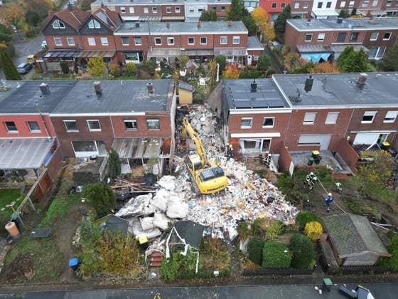 News Bilder des Tages Explosion in einem Reihenhaus - 83-jähriger in den Trümmern verschüttet Ort: Wolfenbüttel Niedersachsen Zeit: 08.11.2025, 08:00 Uhr Eine Explosion erschütterte am heutigen Freitag, 7. November 2025, kurz vor 19 Uhr im Bereich Schöppenstedter Stieg. Grund war eine Explosion in einem dortigen Reihenhaus. Ein 83-jähriger wird vermisst und aktuell von den Rettungskräften gesucht - er soll sich im Haus befunden haben. Die Bilder am tag danach zeigen das Ausmaß Deutschland *** Explosion in a terraced house 83-year-old buried in the rubble Place Wolfenbüttel Lower Saxony Time 08 11 2025, 08 00 a.m. An explosion rocked the Schöppenstedter Stieg area today, Friday, November 7, 2025, shortly before 7 p.m. The reason was an explosion in Copyright: xMartinxDziadekx
