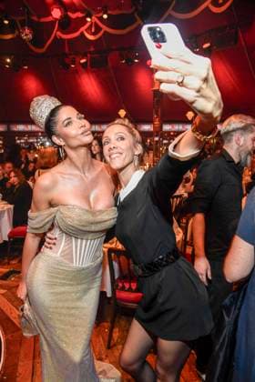 abb Palazzo- Micaela Schäfer und Melanie Wolf macht Handy Fotos zu Gast bei der Gala Premiere von Kolja Kleeberg und Hans-Peter Wodarz 17. Dinner Show Unikate im PALAZZO-Spiegelpalast am 07.11.2025 in Berlin Berlin Deutschland