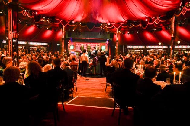 abb Palazzo- Uebersicht Innen Spiegelzelt Besucher bei der Gala Premiere von Kolja Kleeberg und Hans-Peter Wodarz 17. Dinner Show Unikate im PALAZZO-Spiegelpalast am 07.11.2025 in Berlin Berlin Deutschland