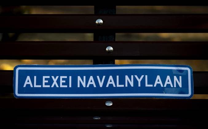 THE HAGUE A street sign during the unveiling of a memorial plaque for the late Russian opposition leader Alexei Navalny. The plaque is placed on a bench across from the Russian embassy. ANP KOEN VAN WEEL netherlands out - belgium out  Copyright: xx x541541972x originalFilename: 541541972.jpg