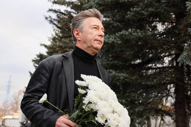 RUSSIA, MOSCOW - NOVEMBER 8, 2025: Singer Valery Syutkin arrives for a farewell ceremony for the late Soviet and Russian TV host and actor Yuri Nikolayev at the Troyekurovo funeral home. Yuri Nikolayev passed away on 4 November 2025 at the age of 76 Moscow Russia  - ZUMAt113 20251108_zaa_t113_058 Copyright: xVladimirxGerdox