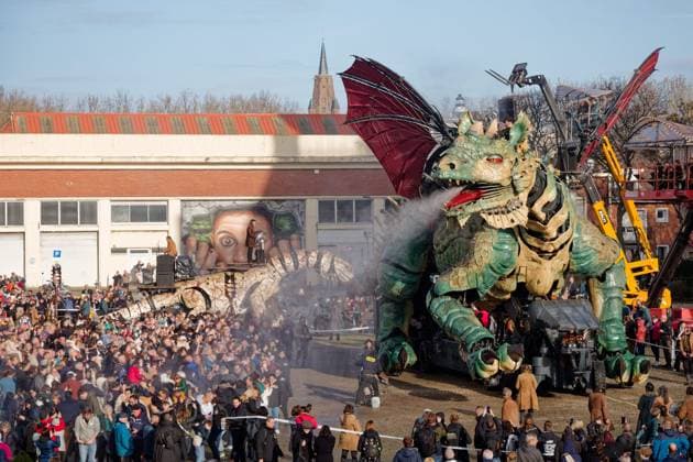 Deuxieme jour de larrivéee du Varan a Calais PHOTOPQR VOIX DU NORD JOHAN BEN AZZOUZ 08 11 2025 Calais, November 8, 2025 Second day of the arrival of the Lizard, which joins the Dragon for three days of entertainment and wanderings The city expects 500,000 spectators Act 2 scene 1 the meeting of the saurians The highlight of the day, la rencontre entre le dragon et le varan face au beffroi PHOTO JOHAN BEN AZZOUZ LA VOIX DU NORD Calais, November 8, 2025 Second day of the arrival of the Monitor Lizard, which joins the Dragon for three days of performances and parades The city expects 500,000 spectators Act 2, Scene 1 The meeting of the reptiles The highlight of the day the encounter between the dragon and the monitor lizard in front of the be  Copyright: xPHOTOPQR VOIXxDUxNORD MAXPPPxJOHANxBENxAZZOUZx 20251108VDN4989 20251108VDN4989