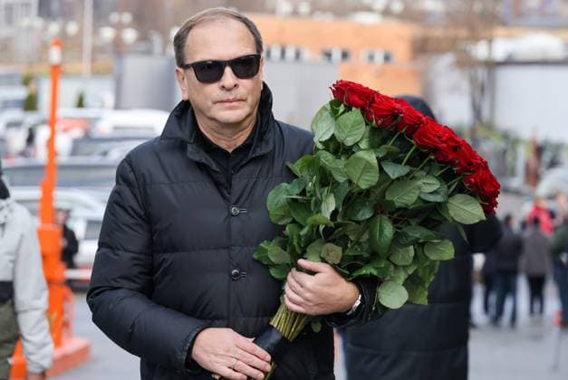 RUSSIA, MOSCOW - NOVEMBER 8, 2025: Victory Museum General Director Alexander Shkolnik arrives for a farewell ceremony for the late Soviet and Russian TV host and actor Yuri Nikolayev at the Troyekurovo funeral home. Yuri Nikolayev passed away on 4 November 2025 at the age of 76 Moscow Russia  - ZUMAt113 20251108_zaa_t113_108 Copyright: xVladimirxGerdox