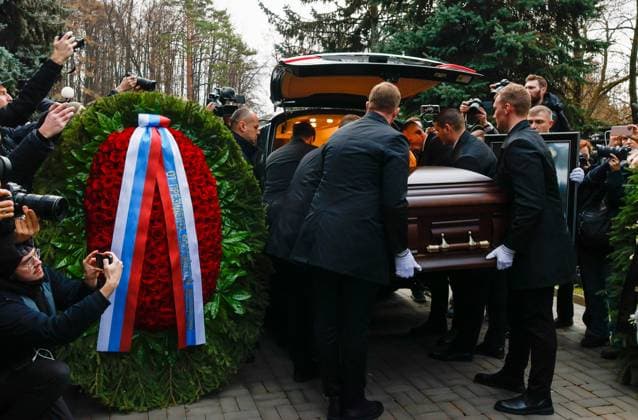 RUSSIA, MOSCOW - NOVEMBER 8, 2025: Pallbearers carry the casket after a farewell ceremony for the late Soviet and Russian TV host and actor Yuri Nikolayev at the Troyekurovskoye cemetery. Yuri Nikolayev passed away on 4 November 2025 at the age of 76 Moscow Russia  - ZUMAt113 20251108_zaa_t113_114 Copyright: xYuliaxMorozovax