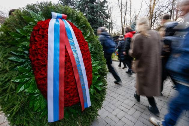 RUSSIA, MOSCOW - NOVEMBER 8, 2025: A wreath from Russian President Putin is seen during a farewell ceremony for the late Soviet and Russian TV host and actor Yuri Nikolayev at the Troyekurovskoye cemetery. Yuri Nikolayev passed away on 4 November 2025 at the age of 76 Moscow Russia  - ZUMAt113 20251108_zaa_t113_119 Copyright: xYuliaxMorozovax