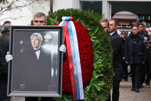RUSSIA, MOSCOW - NOVEMBER 8, 2025: A man carries a portrait of the deceased after a farewell ceremony for the late Soviet and Russian TV host and actor Yuri Nikolayev at the Troyekurovo funeral home. Yuri Nikolayev passed away on 4 November 2025 at the age of 76 Moscow Russia  - ZUMAt113 20251108_zaa_t113_127 Copyright: xVladimirxGerdox