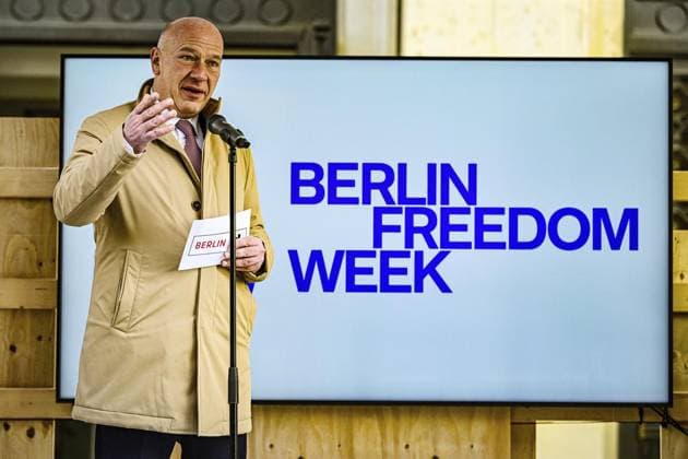 News Bilder des Tages Start der Â«Freedom WeekÂ» zum Jahrestag des Mauerfalls ** NUR FÜR REDAKTIONELLE ZWECKE ** EDITORIAL USE ONLY **<p>Start der Â«Freedom WeekÂ» zum Jahrestag des Mauerfalls, Kai Wegner (CDU, M), Regierender Bürgermeister von Berlin, und Masih Alinedschad (l), iranische Aktivistin, umarmen sich neben Leopoldo Lopez (r), venezolanischer Oppositionspolitiker, bei der Eröffnung der Berlin Freedom Week vor dem Abgeordnetenhaus. Berlin begeht den Jahrestag des Mauerfalls am 9. November 1989 2025 erstmals mit einer Â«Freedom WeekÂ». Bis zum 15. November sind an etwa 80 Orten rund 130 Veranstaltungen geplant, fotografiert am 08. Novermber 2025 in Berlin. Berlin Berlin Berlin Copyright: MaurizioxGambarini *** Launch of Freedom Week to mark the a Copyright: MaurizioxGambarini doc83691i2nh1w1e83welql ,EDITORIAL USE ONLY