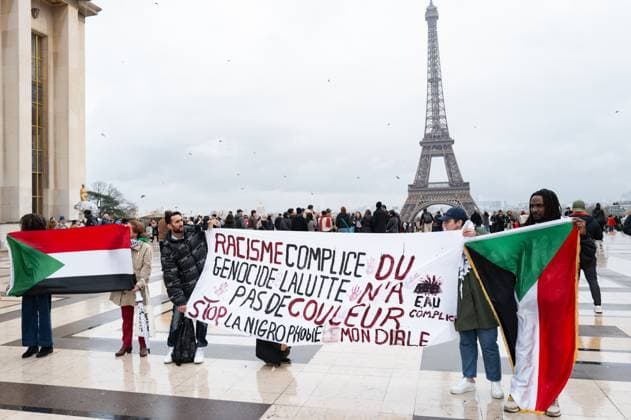 News Bilder des Tages Rally In Paris Against Massacre In Sudan On November 8, 2025, several dozen people demonstrate at Place du Trocadero in Paris, France, in solidarity with the Sudanese people and to denounce the massacre committed by the Rapid Support Forces (RSF). Paris France  Copyright: xJeromexGillesx originalFilename: chobeaux-soudan251108_nph2L.jpg