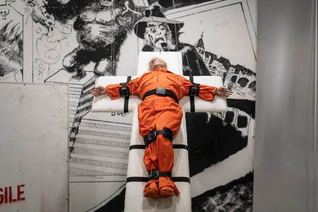 Entertainment Bilder des Tages November 8, 2025, Basel, Basel-Stadt, Switzerland: A sculpture depicting the US President Donald Trump in a prisoner orange jumpsuit and strapped to a cross looking like a death row strapped-down bed, is displayed in a gallery of the city centre of Basel, Switzerland Basel Switzerland - ZUMAp199 20251108_zip_p199_012 Copyright: xMatteoxPlacuccix