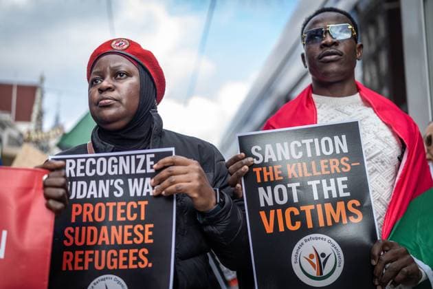 News Bilder des Tages Stop The Massacre In Sudan Protesters at Amsterdam Central Station, Netherlands, on November 8, 2025 protest against the massacre in Sudan. Amsterdam Netherlands  Copyright: xOscarxBrakx originalFilename: brak-notitle251108_npTbK.jpg