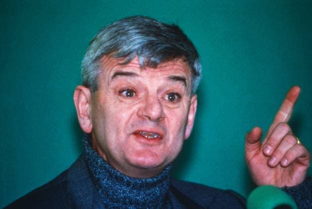 Joschka Fischer spricht energisch bei einer Veranstaltung der Grünen, um 1999. Mit erhobenem Zeigefinger unterstreicht er eine politische Aussage. Er trägt Rollkragen und Jackett ein für ihn typisches Outfit in der Anfangszeit seiner Amtszeit als Außenminister der Bundesrepublik Deutschland. Deutschland *** Joschka Fischer speaks energetic at a Event the Greens, at 1999 with collected Index finger underlines he a political Statement he carries Turtleneck and Jacket a for him Typical Outfit in the Initial period its Term of office as Foreign Minister the Federal Republic Germany Germany Copyright: xUnitedxArchivesx xSvenxSimonxArchives SVS_94010000043