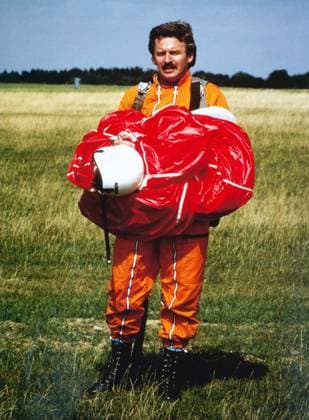 Original-Bildunterschrift: Bundesminister Jürgen Möllemann nach einem Fallschirmsprung, Deutschland 1988. Bonn Nordrhein-Westfalen Deutschland *** Original Caption Federal Minister Jürgen Möllemann to a Parachute jump, Germany 1988 Bonn North Rhine Westphalia Germany Copyright: xUnitedxArchivesx xSvenxSimonxArchives SVS_94010000081