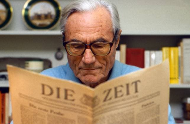 Gerd Bucerius, Mitbegründer der Wochenzeitung Die Zeit und Verleger, beim Lesen der Zeitung in seinem privaten Umfeld in Hamburg, 1985. Er trägt ein hellblaues Polohemd und blickt direkt in die Zeitung, während er eine Ausgabe der Zeit hält. Im Hintergrund ist ein Bücherregal zu sehen eine Umgebung, die seine intellektuelle Lebenswelt widerspiegelt. Hamburg Hamburg Deutschland *** Gerd Bucerius, Co-founder the weekly newspaper the Time and Publisher, at read the Newspaper in his private Environment in Hamburg, 1985 he carries a Light blue Polo shirt and looks directly in the Newspaper, during he a Edition the Time holds at Background is a Bookcase to see a Surroundings, the its Intellectuals Lebenswelt reflecting Hamburg Ham Copyright: xUnitedxArchivesx xSvenxSimonxArchives SVS_94010000161