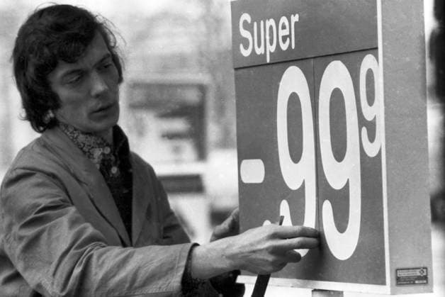 Ein Tankstellenmitarbeiter wechselt Anfang Februar 1976 die Preistafel für Superbenzin. Die Aufnahme entstand im Zuge einer deutschlandweiten Benzinpreiserhöhung und zeigt exemplarisch die wirtschaftlichen Auswirkungen der Energiepolitik in den 1970er Jahren. Der Preis wird auf 99,9 Pfennig pro Liter angehoben. Deutschland *** a Petrol station staff changes Start February 1976 the Price board for Super gasoline the Recording was created at Train a Germany-wide Gasoline price increase and shows exemplary the economic Effects the Energy policy in the 1970s Years the Price will at 99,9 Pfennig pro Litres raised Germany Copyright: xUnitedxArchivesx xSvenxSimonxArchives SVS_94010000346