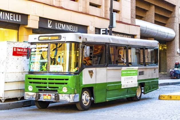 Centro Historico Mexiko Stadt Mexiko 14. Februar 2021 Grünes typisches Stadtbusfahrzeug im Centro Historico, Mexiko Stadt, Mexiko Centro Historico Mexico City Mexico 14. February 2021 Green typical city bus transportation vehicle in Centro Historico Mexico City Mexico Copyright: imageBROKER ArkadijxSchell ibliqx15493450.jpg