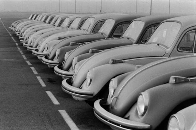 Wolfsburg, November 1971 auf einem Parkplatz direkt am VW-Werk stehen fabrikneue Volkswagen Käfer eng aneinandergereiht. Die Wagen sind mit leichten Frost bedeckt. Wolfsburg Niedersachsen Deutschland *** Wolfsburg, November 1971 at a Car park directly on VW Work Standing New factory Volkswagen Beetles ENG strung together the Carriage are with easy Frost covered Wolfsburg Lower Saxony Germany Copyright: xUnitedxArchivesx xSvenxSimonxArchives SVS_94010000600