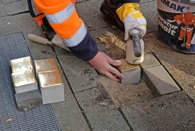 Stolpersteinverlegung für Familie Steinweg Aachen, 03.11.2025: Stolperstein-Verlegung vor dem Haus Hubertusplatz 12. Dort wohnte von 1932 bis 1938 die jüdische Famile von Siegfried Steinweg und Frieda Wolf mit ihren Kindern Max, Hugo und Irma. Im März 1942 wurden alle in das Transitghetto Izbica deportiert. Danach findet sich keine Sppur mehr von Ihnen. Aachen Hubertusplatz NRW Deutschland
