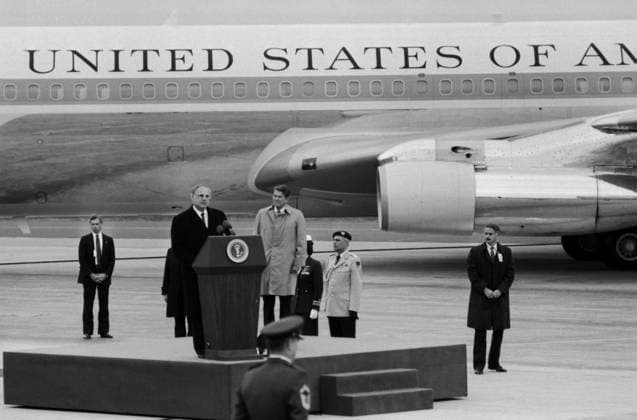 US-Präsident Ronald Reagan wird im Mai 1985 auf dem Flugplatz Bitburg von Bundeskanzler Helmut Kohl empfangen. Die Aufnahme zeigt die beiden Staatsmänner bei der offiziellen Begrüßung mit militärischen Ehren vor der Präsidentenmaschine Air Force One. Bitburg Rheinland-Pfalz Deutschland *** US President Ronald Reagan will at May 1985 at the Airfield Bitburg from Federal Chancellor Helmut Kohl received the Recording shows the both Statesmen at the official Welcome with military Honours before the President s Machine Air Force One Bitburg Rhineland Palatinate Germany Copyright: xUnitedxArchivesx xSvenxSimonxArchives SVS_94010001445