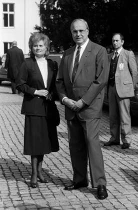 Bundeskanzler Helmut Kohl und seine Ehefrau Hannelore Kohl beim offiziellen Auftritt während des Staatsbesuchs von US-Präsident Ronald Reagan in der Bundesrepublik Deutschland, Mai 1985. Brühl Nordrhein-Westfalen Deutschland *** Federal Chancellor Helmut Kohl and its Wife Hannelore Kohl at official Appearance during of State visit from US President Ronald Reagan in the Federal Republic Germany, May 1985 Brühl North Rhine Westphalia Germany Copyright: xUnitedxArchivesx xSvenxSimonxArchives SVS_94010001459