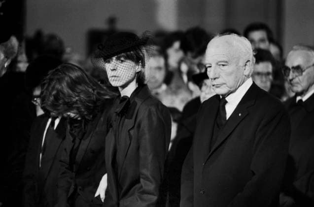 Bundespräsident a.¯D. Walter Scheel und seine Tochter Cornelia (vermutlich) stehen während des Trauergottesdienstes im Bonner Münster still und gefasst in der ersten Reihe. Bonn Nordrhein-Westfalen Deutschland *** Federal President a ¯D Walter Scheel and its Subsidiary Cornelia probably Standing during of Funeral service at Bonner Münster silent and captured in the first Series Bonn North Rhine Westphalia Germany Copyright: xUnitedxArchivesx xSvenxSimonxArchives SVS_94010001551