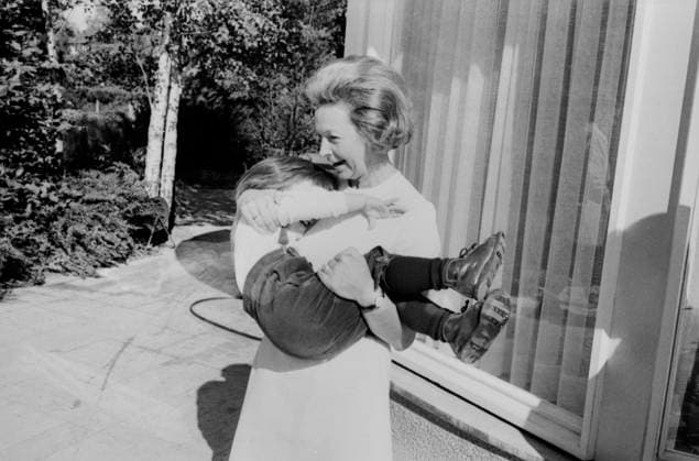Rut Brandt spielt mit ihrem Sohn Matthias auf der Terrasse der Amtsvilla in Bonn-Venusberg am Tag der Bundestagswahl 1969. Familienszene inmitten des politischen Umbruchs. Bonn Nordrhein-Westfalen Deutschland *** Ruth Brandt plays with their Son Matthias at the Terrace the Official villa in Bonn Venusberg on Day the German federal elections 1969 Family scene in the middle of of political upheaval Bonn North Rhine Westphalia Germany Copyright: xUnitedxArchivesx xSvenxSimonxArchives SVS_94010001635