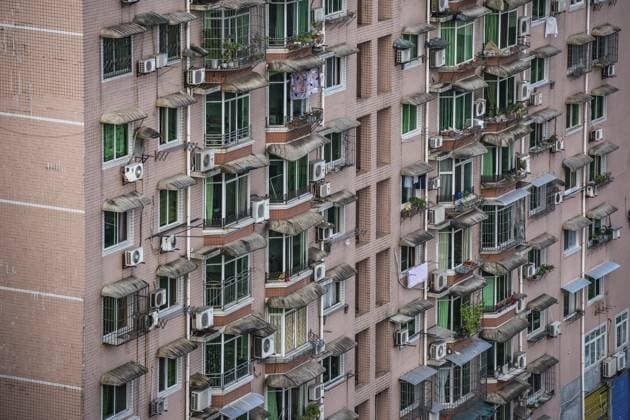 Zigong, China — Juli 2019: Fenster und Balkone alter Wohngebäude, Mehrfamilienhäuser und Sozialwohnungen in der Stadt Zigong, Provinz Sichuan Zigong, China - July 2019 : Windows and balconies of old residential buildings, blocks of flats and council living apartments in Zigong town, Sichuan Province Copyright: imageBROKER PawelxOpaska ibxiqx15339338.jpg