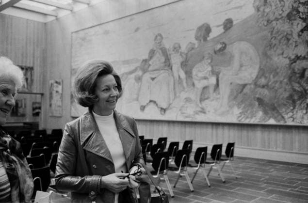 25. April 1970: Rut Brandt, Ehefrau des deutschen Bundeskanzlers Willy Brandt, bei einem Besuch im Munch-Museum in Oslo vor einem großen Wandgemälde im Ausstellungsraum. Oslo Oslo Norwegen *** 25 April 1970 Ruth Brandt, Wife of Germans Federal Chancellor Willy Brandt, at a Visit at Munch Museum in Oslo before a Big ones Wall painting at Showroom Oslo Oslo Norway Copyright: xUnitedxArchivesx xSvenxSimonxArchives SVS_94010001737
