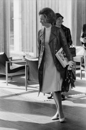 Oslo, 25. April 1970: Rut Brandt verlässt das Munch-Museum mit einem Ausstellungskatalog unter dem Arm. Die Ehefrau des deutschen Bundeskanzlers trägt einen eleganten Mantel. Oslo Oslo Norwegen *** Oslo, 25 April 1970 Ruth Brandt leaves the Munch Museum with a Exhibition catalogue at the Arm the Wife of Germans Federal Chancellor carries a elegant Coat Oslo Oslo Norway Copyright: xUnitedxArchivesx xSvenxSimonxArchives SVS_94010001746