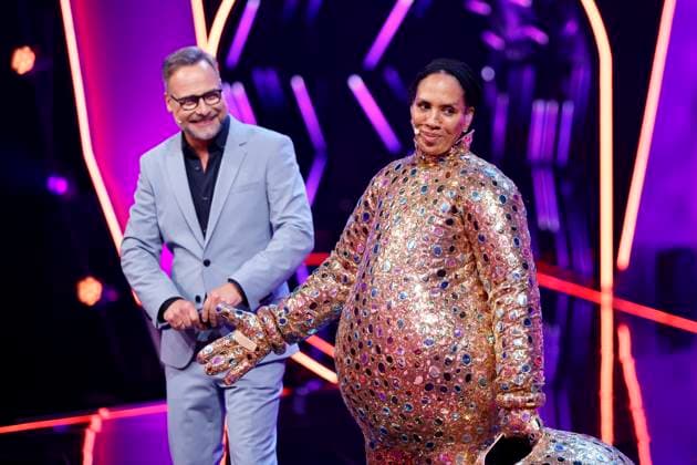 Moderator Matthias Opdenhövel und Designerin Barbara Becker als Figur Smiley in der Prosieben-Show The Masked Singer in den MMC-Studios in Ossendorf. Köln, 08.11.2025 NRW Deutschland Copyright: xChristophxHardtx