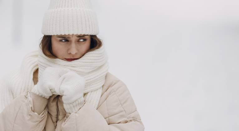 Junge Frau bekleidet Mantel, Schal, Mütze und Fäustlinge, eiskaltes Winterwetter im verschneiten Winterpark Young woman dressed coat scarf hat and mittens freezing winter weather at snowy winter park Copyright: imageBROKER MaksimxChernyshev ibxiqx15483842.jpg ,model released, Symbolfoto ,property released