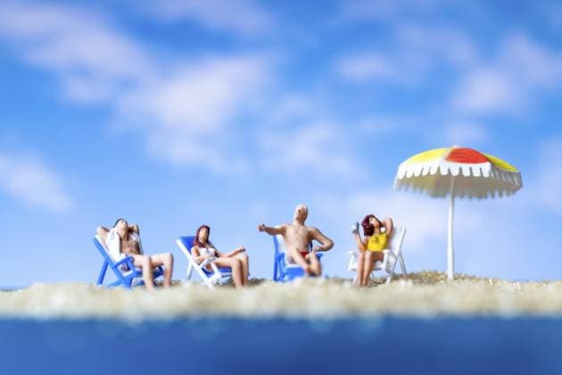 Miniaturmenschen beim Sonnenbaden am Strand mit blauem Himmelshintergrund, Sommerzeitkonzept Miniature people sunbathing on The beach with blue sky background, Summer time concept Copyright: imageBROKER SirichaixPuangsuwan ibxiqx15512287.jpg