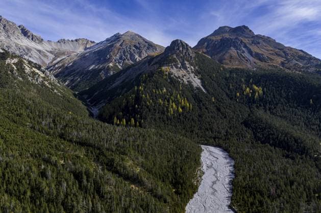 Berglandschaft, wild, unberührt, Nadelwald, sonnig, Flussbett, Herbst, Luftaufnahme, Val Müstair, Schweizer Nationalpark, Schweiz Mountain landscape, wild, untouched, coniferous forest, sunny, riverbed, autumn, aerial view, Val Müstair, Swiss National Park, Switzerland Copyright: imageBROKER MartinaxMelzer ibxmmm15652575.jpg