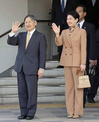 Emperor, empress in Mie Prefecture Japanese Emperor Naruhito and Empress Masako wave upon arriving at Toba Station in Toba, Mie Prefecture, on Nov. 8, 2025. The imperial couple are visiting the central Japan prefecture to attend a fishery industry promotional event ceremony. (Pool photo)  A14AA0005019646P