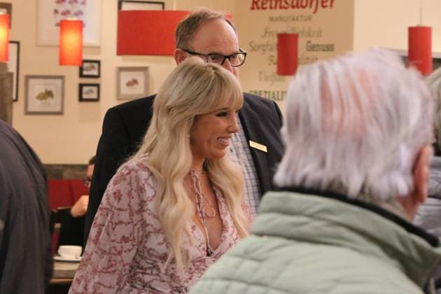 08.11.2025 Annemarie Eilfeld stellt ihr neues Album Neugeboren im Rathaus-Center Dessau vor Annemarie Eilfeld auf dem Weg zur Bühne. Dessau-Roßlau Sachsen-Anhalt Deutschland