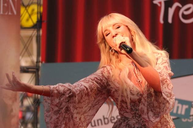 08.11.2025 Annemarie Eilfeld stellt ihr neues Album Neugeboren im Rathaus-Center Dessau vor Annemarie Eilfeld singt auf der Bühne. Dessau-Roßlau Sachsen-Anhalt Deutschland