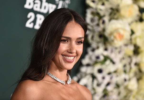 2025 Baby2Baby Gala Jessica Alba arriving to the 2025 Baby2Baby Gala presented by Paul Mitchell at the Pacific Design Center on November 8, 2025 in West Hollywood, Ca. West Hollywood Pacific Design Center California USA Copyright: xLISAxOConnor xAFF-USA.COMx