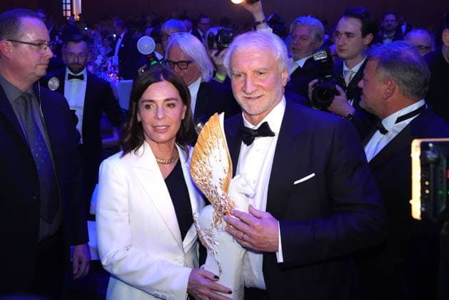 Rudi Voeller und seine Ehefrau Sabrina Voeller beim 43. Deutschen Sportpresseball am 8.11.2025 in der Alten Oper in Frankfurt am Main Deutscher Sportpresseball 2025 in Frankfurt am Main