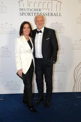 Rudi Voeller und seine Ehefrau Sabrina Voeller beim 43. Deutschen Sportpresseball am 8.11.2025 in der Alten Oper in Frankfurt am Main Deutscher Sportpresseball 2025 in Frankfurt am Main