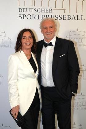 Rudi Voeller und seine Ehefrau Sabrina Voeller beim 43. Deutschen Sportpresseball am 8.11.2025 in der Alten Oper in Frankfurt am Main Deutscher Sportpresseball 2025 in Frankfurt am Main