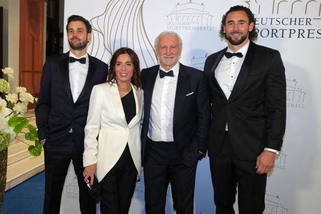 Rudi Voeller und seine Ehefrau Sabrina Voeller und ihre Soehne Bryan und Kevin Voeller beim 43. Deutschen Sportpresseball am 8.11.2025 in der Alten Oper in Frankfurt am Main Deutscher Sportpresseball 2025 in Frankfurt am Main