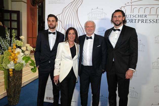 Rudi Voeller und seine Ehefrau Sabrina Voeller und ihre Soehne Bryan und Kevin Voeller beim 43. Deutschen Sportpresseball am 8.11.2025 in der Alten Oper in Frankfurt am Main Deutscher Sportpresseball 2025 in Frankfurt am Main