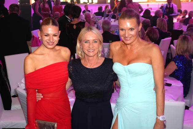 Noemi Peschel, Heidi Beckenbauer und Magdalena Brzeska beim 43. Deutschen Sportpresseball am 8.11.2025 in der Alten Oper in Frankfurt am Main Deutscher Sportpresseball 2025 in Frankfurt am Main