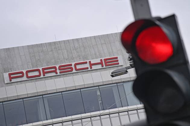 Porsche Zentrum Zuffenhausen am Porscheplatz in Stuttgart Zuffenhausen, Werk,Konzernzentrale,Porsche Schriftzug. Porsche Automobil Holding SE ,Rote Ampel, *** Porsche Center Zuffenhausen at Porscheplatz in Stuttgart Zuffenhausen, plant, group headquarters, Porsche lettering Porsche Automobil Holding SE, red traffic light,