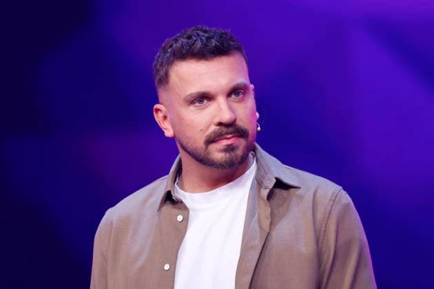 Schauspieler Edin Hasanovic im Rateteam in der Prosieben-Show The Masked Singer in den MMC-Studios in Ossendorf. Köln, 08.11.2025 NRW Deutschland Copyright: xChristophxHardtx
