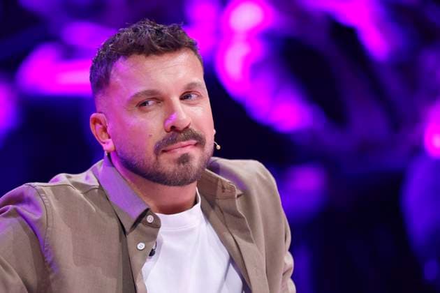 Schauspieler Edin Hasanovic im Rateteam in der Prosieben-Show The Masked Singer in den MMC-Studios in Ossendorf. Köln, 08.11.2025 NRW Deutschland Copyright: xChristophxHardtx