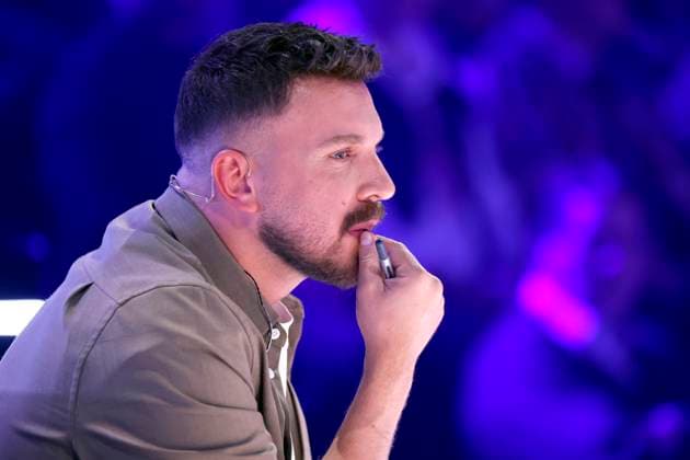 Schauspieler Edin Hasanovic im Rateteam in der Prosieben-Show The Masked Singer in den MMC-Studios in Ossendorf. Köln, 08.11.2025 NRW Deutschland Copyright: xChristophxHardtx